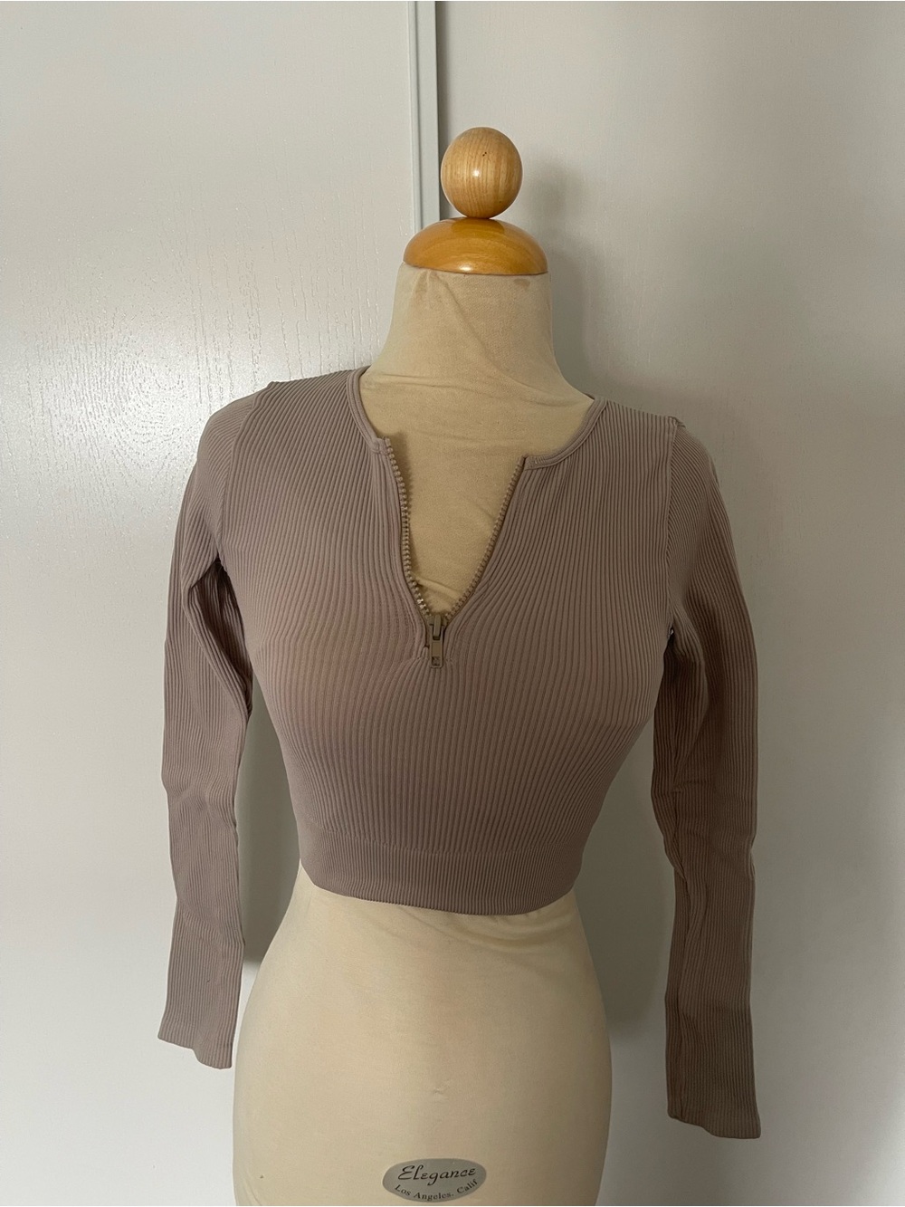 PrettyLittleThing Ribbed Zip-Front Long Sleeve Crop Top - Taupe
